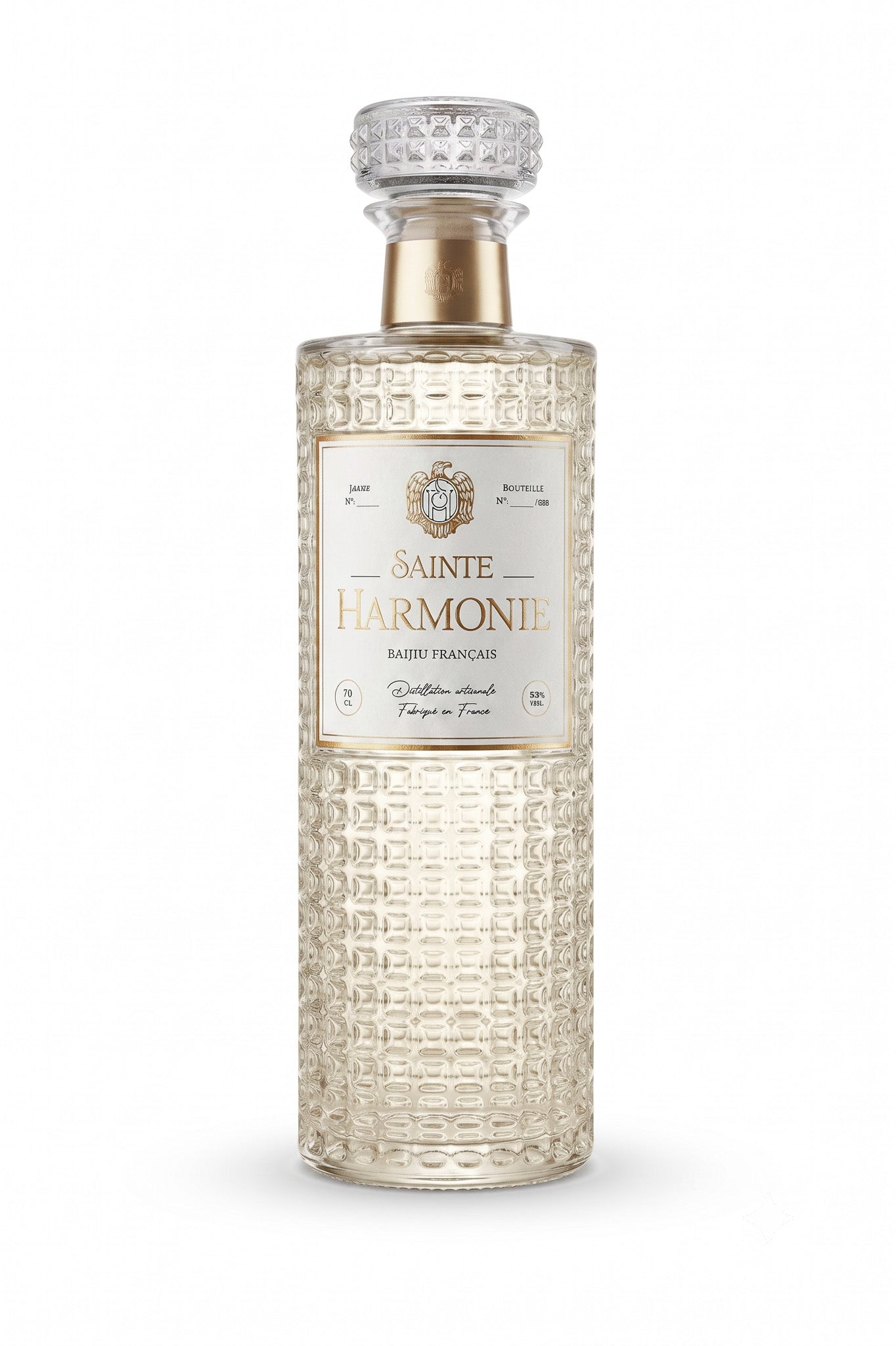Bouteille de prestige en verre ciselé haut de gamme pour le spiritueux Sainte Harmonie, dotée d'un bouchon travaillé en cristal et d'une étiquette blanche et dorée marquée Baijiu Français - Sainte Harmonie, Baijiu Français.