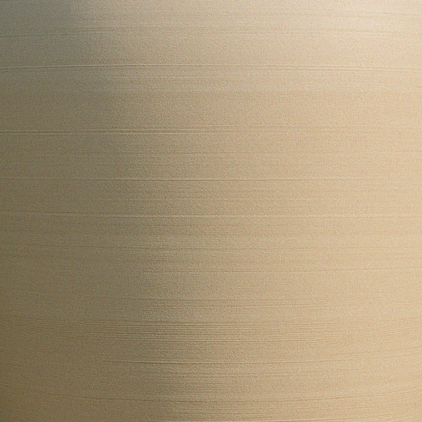 Gros plan sur la texture d'une jarre en porcelaine utilisée pour le vieillissement et la maturation du spiritueux - Sainte Harmonie, Baijiu Français.